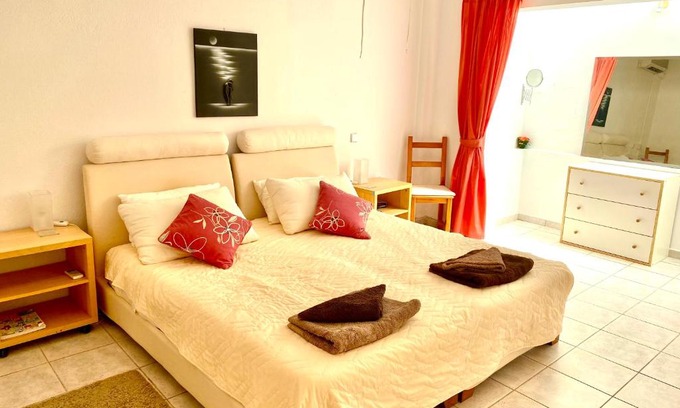 Saronida Apartamento | 2 Bedroom, Sea Side Retreat Saronida