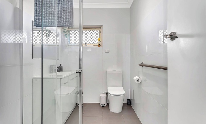 West Beach Apartamento | 2 Bedroom Seaside Suite just Steps from the Shore + Arcade & Balcony