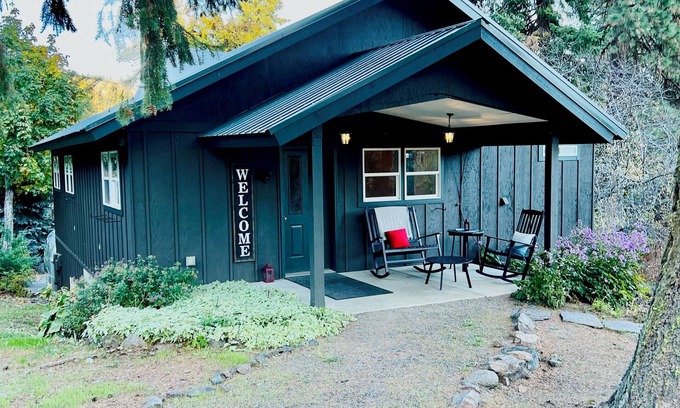 Leavenworth Cabina | 2 Bedroom Ski Chalet near Downtown Leavenworth.