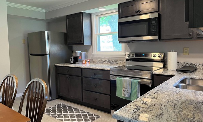 St. Louis Casa | 2 bedroom sleeps 6 in Affton with mobility ramp