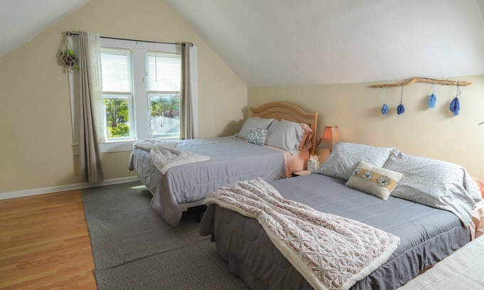 Long Branch Apartamento | 2 Bedroom Sleeps 6. 1 blocks from Pier Village