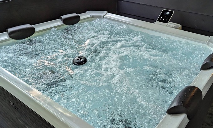 State College Casa | 2 Bedroom, Sleeps 8-10, close to Penn State, Stadium and Downtown! HOT TUB!