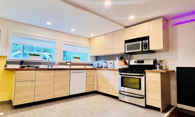 Lynn Valley Casa | 2-Bedroom Spacious Garden Suite