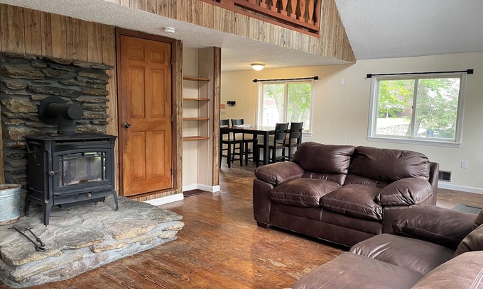 Hubbardston Casa | 2 Bedroom Spacious Cottage on Lake