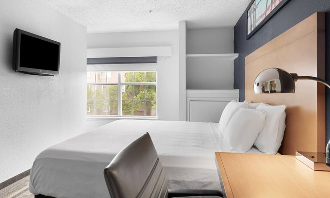 Gateway Apartamento | 2 Bedroom Suite - Domain area with a pool