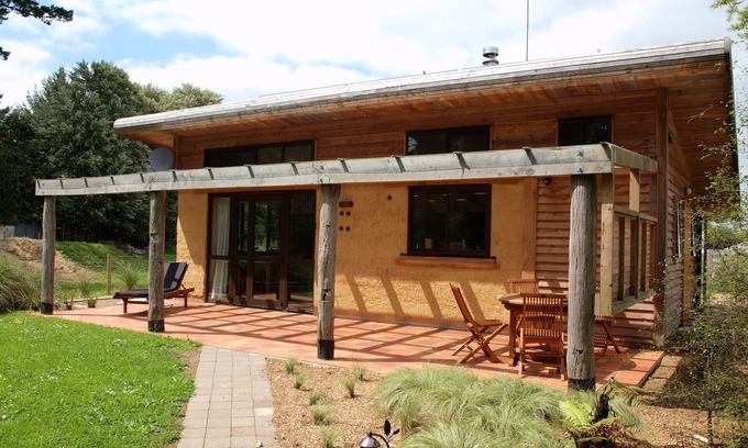 Leamington Casa | 2 bedroom sunlit house, minimum of 3 months.