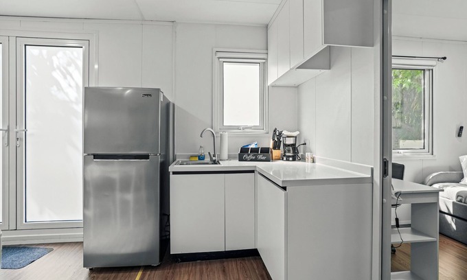 Hollywood Otro | 2 Bedroom Tiny Farm Home Near Seminole Hard Rock Hotel & Casino!