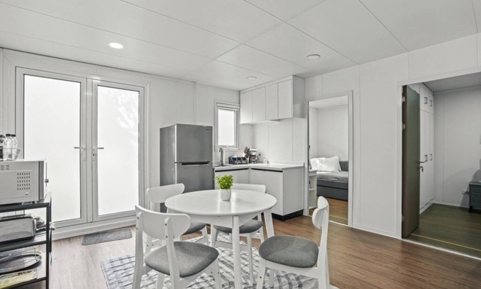 Hollywood Casa | 2 Bedroom Tiny Farm Home Next to Shul, near Seminole Hard Rock Hotel & Casino! by RedAwning