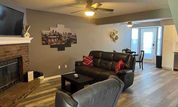 Blue Springs Casa | 2 Bedroom Townhouse