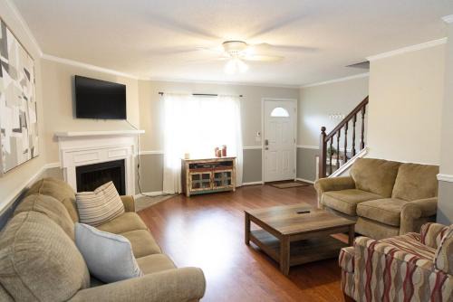 Tuscaloosa Casa | 2 Bedroom Townhouse Retreat 10 min to UA Stadium