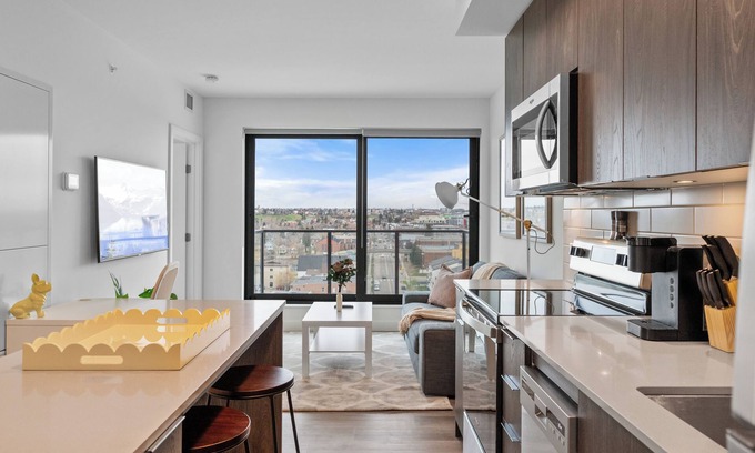 Crescent Heights Apartamento | 2 Bedroom, Mins to Stampede, Rooftop Patio, Underground Parking