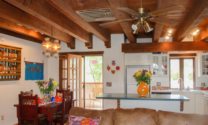 Taos Casa | La Posada de Taos 2 BR, 2 cuadras a pie de Plaza, encanto auténtico y vistas de la cubierta