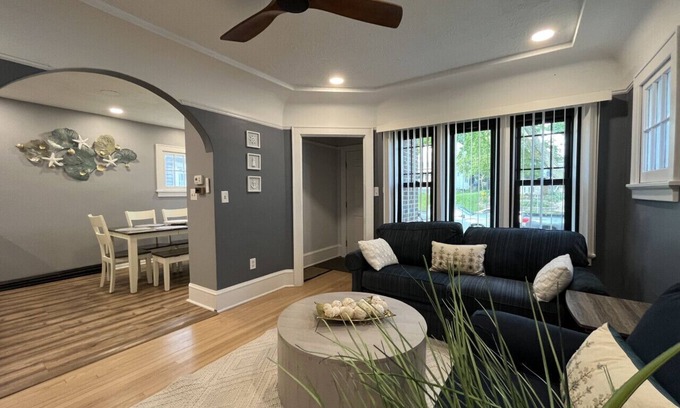West Allis Apartamento | 2 Bedroom - Urban Oasis: Stylish Hideaway with Prime Location
