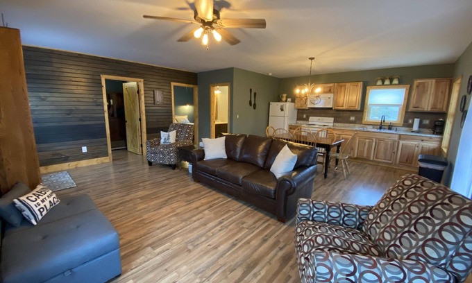 Benezette Cabina | 2 Bedroom w/King, 1 Bath across from Visitors Center- 4-Night Stay Discounts