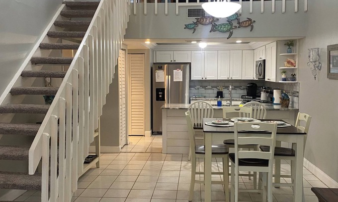 Sandalwood Estates Casa | 2-bedroom welcoming townhome in Fort Myers with community pool and hot tub.