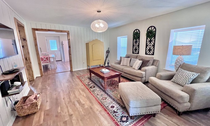 Weatherford Casa | 2-Bedroom with KING Bed Near Downtown Weatherford