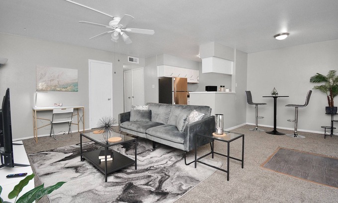 Webster Apartamento | 2 bedroom with Pool mins from major hospitals