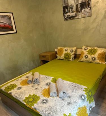 Hristo Botev Apartamento | 2-Bedroom with Private Parking fast WiFi 3-AirCon 3-SmartTVs WorkDesk Youtube Premium and Netflix