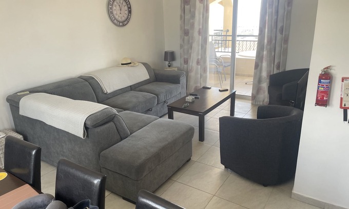 Tremithousa Apartamento | Apartamento de 2 dormitorios y 2 baños con terraza en la azotea. Vistas sobre Paphos al mar