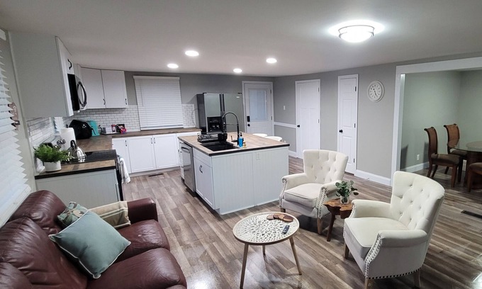 Southwest Raleigh Casa | 2 bedrooms 1 bath House 3 Miles to hwy 440.
