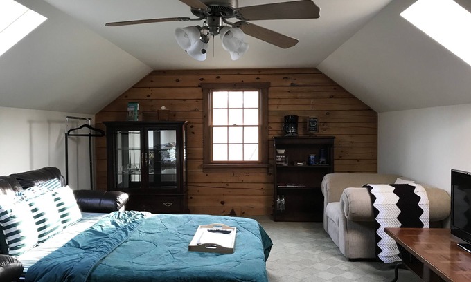 Blooming Glen Casa | 2 Bedrooms + 1 Bathroom + Shared Living Room @ Picturesque Retreat