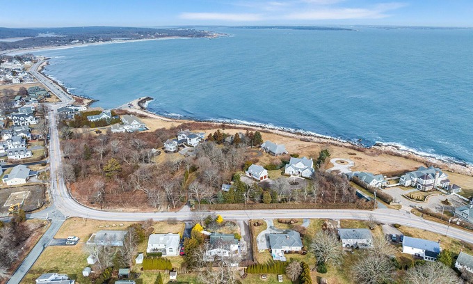Narragansett Casa | 2 BEDROOMS, 3BEDS 1.5 BATH! OCEAN ROAD ! Sleeps 6 1 mile to beach, dining &shops