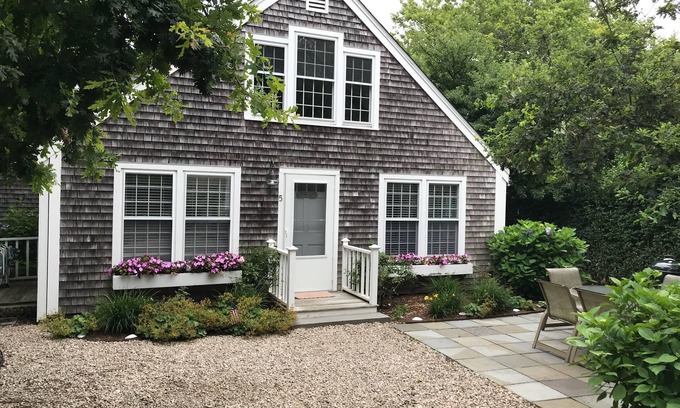 Nantucket Town Cabaña | 2 dormitorios y buhardilla - capacidad para 6 personas en camas - 5 cuadras de centro de la ciudad