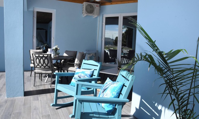Westwind Cama Y Desayuno | 2-bedrooms, outdoor kitchen, with saltwater pool, AC, WiFi