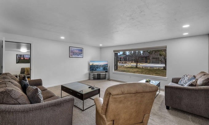 Southeast Bend Condominio | 2 Bedrooms, Private Hot Tub, Media Room, Dog friendly with Yard Space. Unit B
