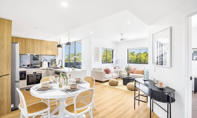 Brisbane Casa | 2 Beds Apt Walk to Shops & Trails/ 12 Mins to CBD
