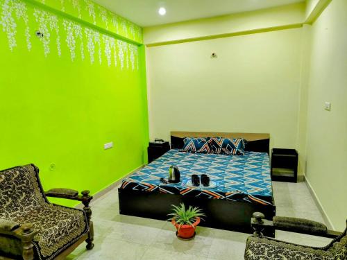 Jhusi Casa | 2 BHK & Balcony Nature's Theme Apartment Homestay