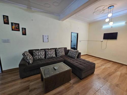 Alambagh Apartamento | 2 BHK in Krishna Nagar Lucknow LKO202R
