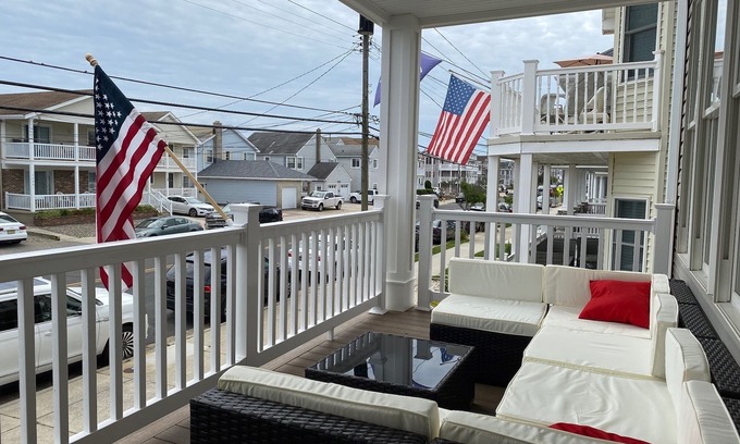 South End Condominio | 2 Blocks from the beach! Sleeps 10! Book today!