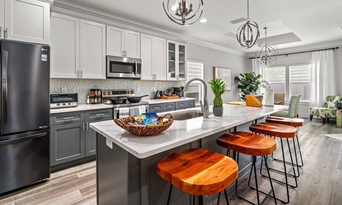 Silver Sands Casa | 2 Blocks to Beach! Bright Airy 3bd/2ba · Sleeps 7