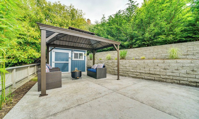 Alki Apartamento | 2 Blocks to Beach Park: Cozy Seattle Townhome