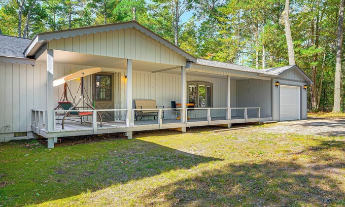 Higgins Lake Cabaña | 2 Blocks to Boat Ramp: Higgins Lake House w/ Grill