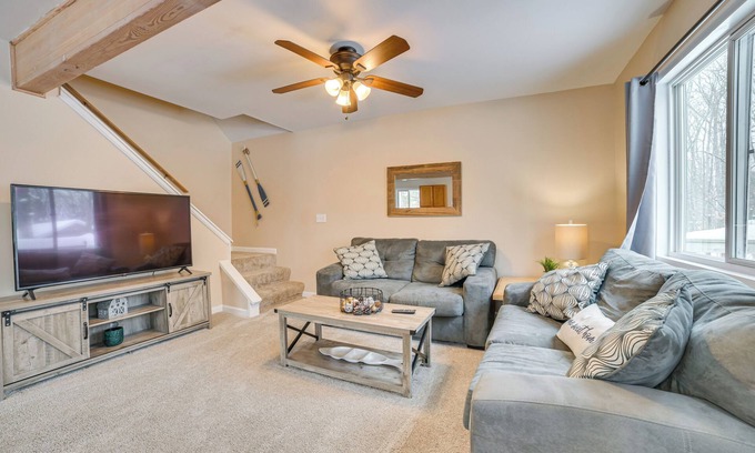 Higgins Lake Cabina | 2 Blocks to Higgins Lake: Family-Friendly Home
