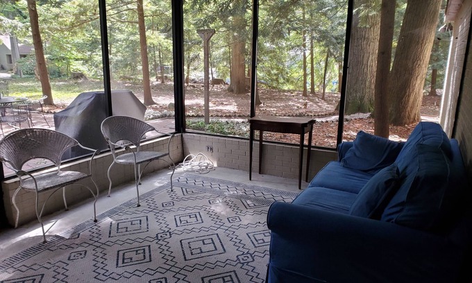 Waukazoo Woods Casa | 2 blocks to Lake Mac, 2 miles to Lake Michigan and 4 to downtown