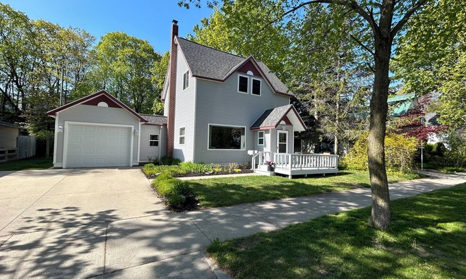 Charlevoix Casa | 2 blocks to Lake Michigan! Downtown Charlevoix! Fantastic location & Ratings!