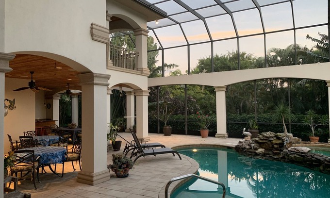 Coquina Sands Casa | Disponible semanalmente, 6 habitaciones, piscina climatizada, 2 cuadras de la playa.