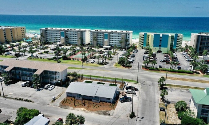 Fort Walton Beach Villa | 2 BR 2 BA Beach Cottage + Pickleball Fun