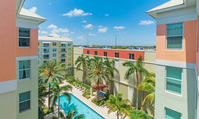 East Ocean Ave Condominio | 2 BR / 2 BA Condo with Beautiful Pool, Marina