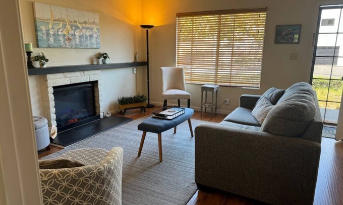 Leucadia Condominio | 2 br/2ba near Ocean. Redecorated & fully furnished with kitchen gear and linens.