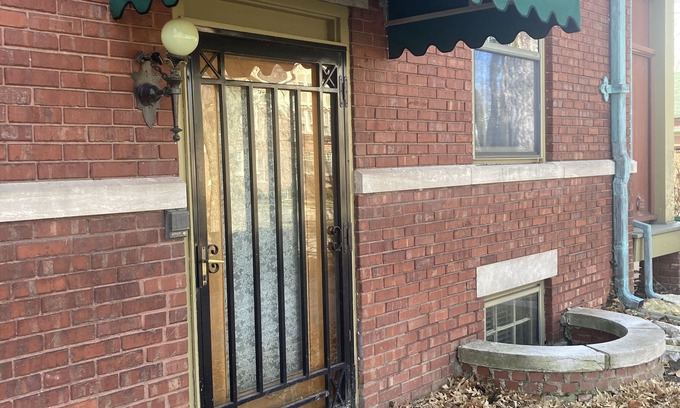 Central Hyde Park Apartamento | 2 BR Apt in Historic Mansion, Off-St Parking, Level 2 EV Chrgr, 1 mi to T-Mobile