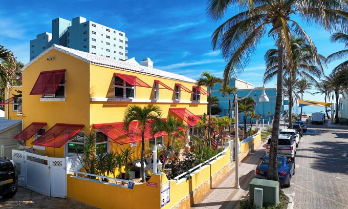 Hollywood Lakes Hotel | 2 BR Beach Suite Steps from the Sand & Prime Location with Chairs/Bikes/Hot tub