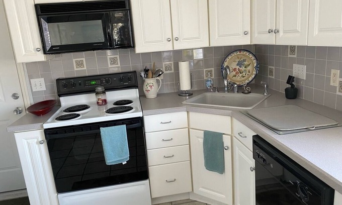 Hampton Condominio | 2 BR CONDO 2 MIN. WALK TO OCEAN/BEACH