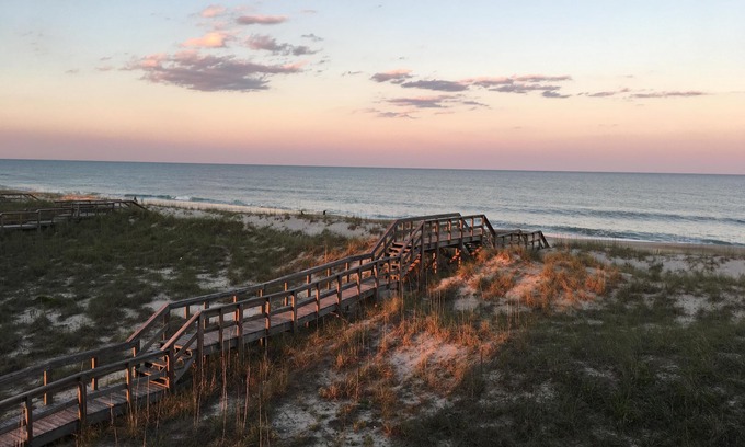 Carolina Beach Condominio | 2 dormitorios condominio en la playa (más cerca y necesitaría una tienda de campaña en la arena).