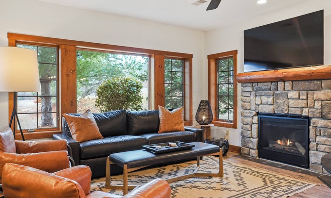 Boyne Valley Township Condominio | 2 BR | Creekside Condo | Ski In/Ski Out | Hot Tub | Sleeps 8 | Pet Friendly