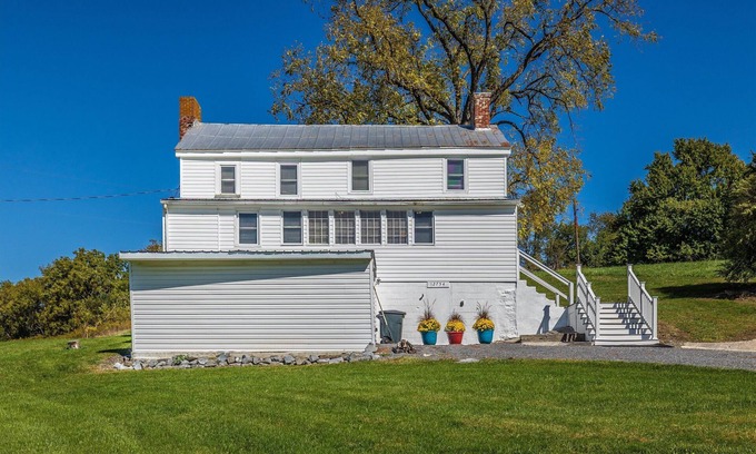 Ladiesburg Otro | 2 Br. Farmhouse Getaway - Close to everything, but far enough away to relax