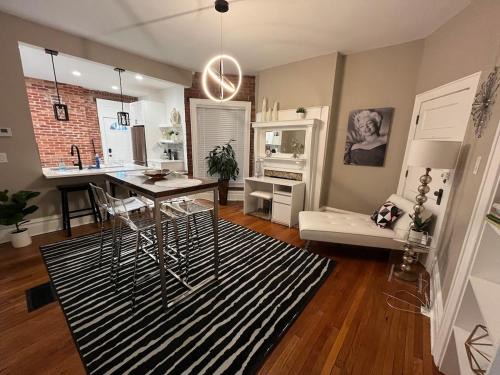 University District Apartamento | 2 BR Totally Renovated and Chic